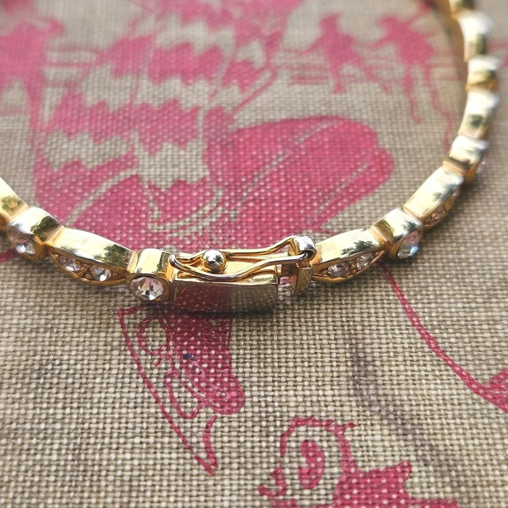 JewelMint Gold Tone Scalloped Rhinestone Bangle Bracelet Box Clasp Safety Latch